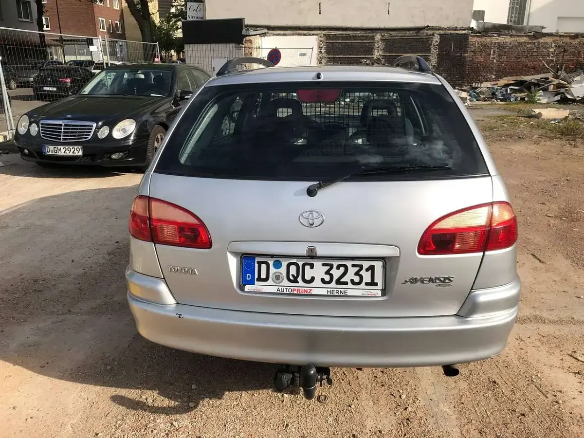 Gebraucht Toyota Avensis T2 129 PS (94 kW) 2001 Silber Kombi