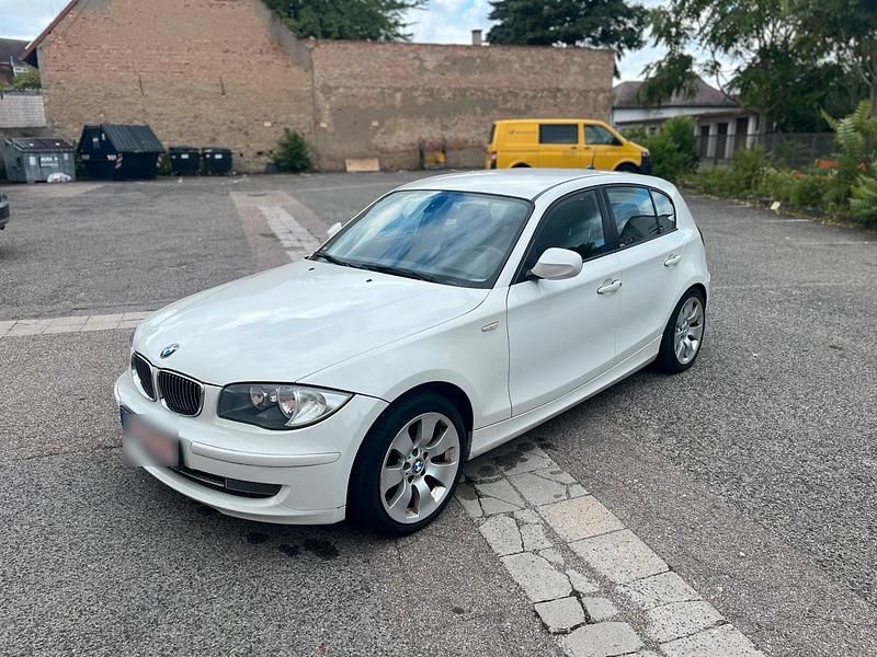 Weiß Gebraucht 2010 BMW 118 Kleinwagen | 2.300 € (Superpreis) - Bild 1/4