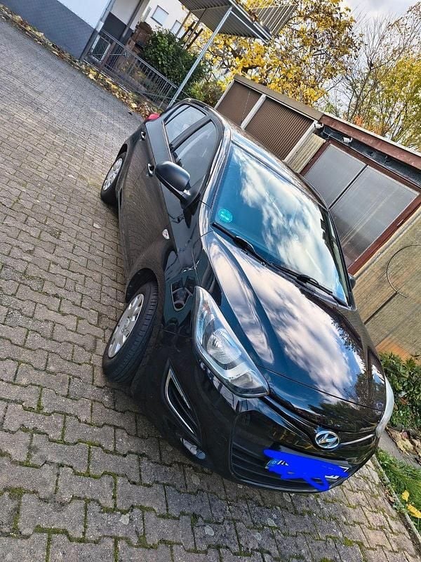 Schwarz Gebraucht 2013 Hyundai i20 Edition Kleinwagen | 3.200 € (Fairer Preis) - Bild 1/4