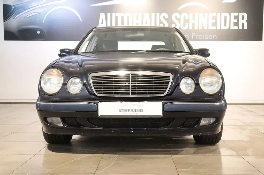 Second-hand Mercedes E220 Elegance 143 CP (105 kW) 2001 Albastru Berlinǎ