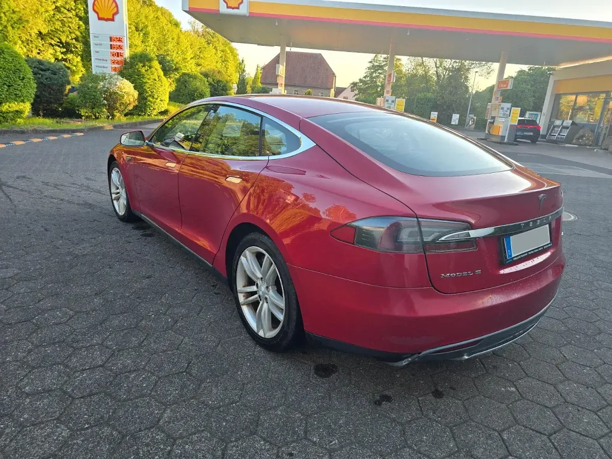 Käytetty Tesla Model S 269 kW (367 HP) 2014 Punainen Viistoperä