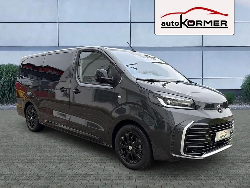 Titanium grey metallic Neu 2025 Toyota Proace Verso Lounge Kombi | 54.598 € (Fairer Preis) - Bild 1/4