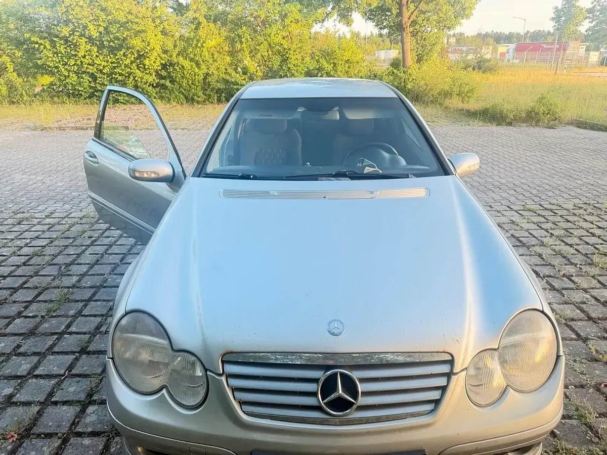 Gebraucht Mercedes 220 143 PS (105 kW) 2002 Silber Coupé