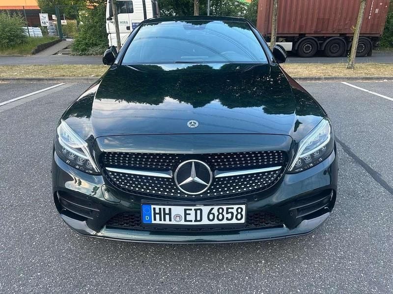Grün Gebraucht 2018 Mercedes C180 AMG line Limousine | 11.000 € - Bild 1/4