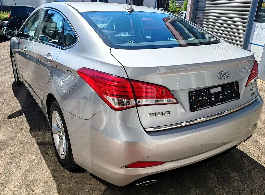 Gebraucht Hyundai i40 Style 116 PS (85 kW) 2014 Silber Limousine