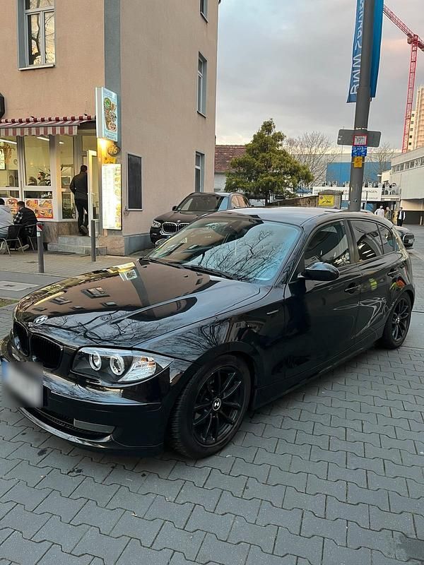 Schwarz Gebraucht 2010 BMW 120 Sport Line Kleinwagen | 4.400 € (Fairer Preis) - Bild 1/4