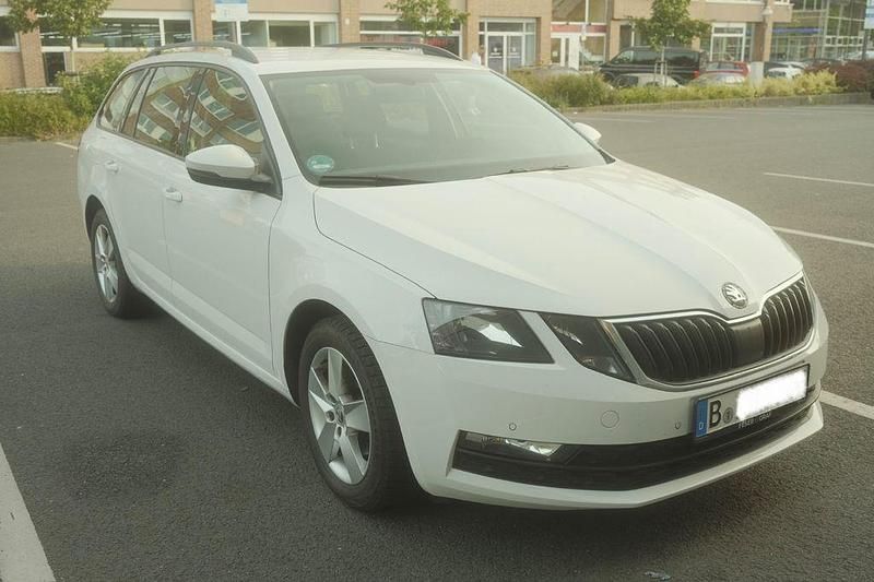 Weiß Gebraucht 2020 Skoda Octavia Ambition Kombi | 13.500 € (Guter Preis) - Bild 1/4