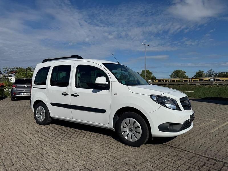 Weiß Gebraucht 2021 Mercedes Citan 111 Kombi | 13.500 € (Fairer Preis) - Bild 1/4