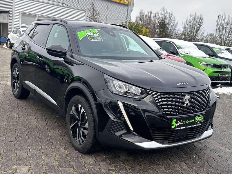 Gebraucht Peugeot 2008 Allure 131 PS (96 kW) 2023 Lackierung schwarz perla nera/ SUV
