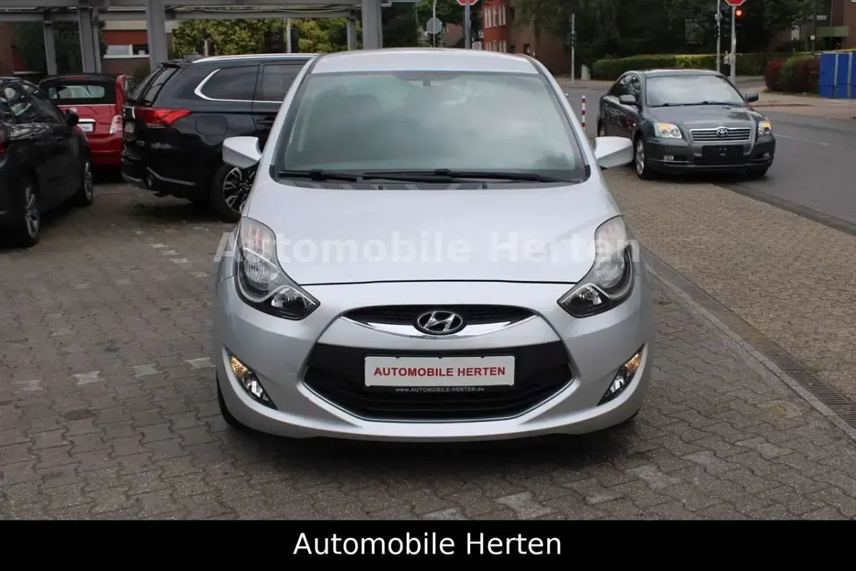 Gebraucht Hyundai ix20 Edition 125 PS (91 kW) 2014 Silber Kleinwagen