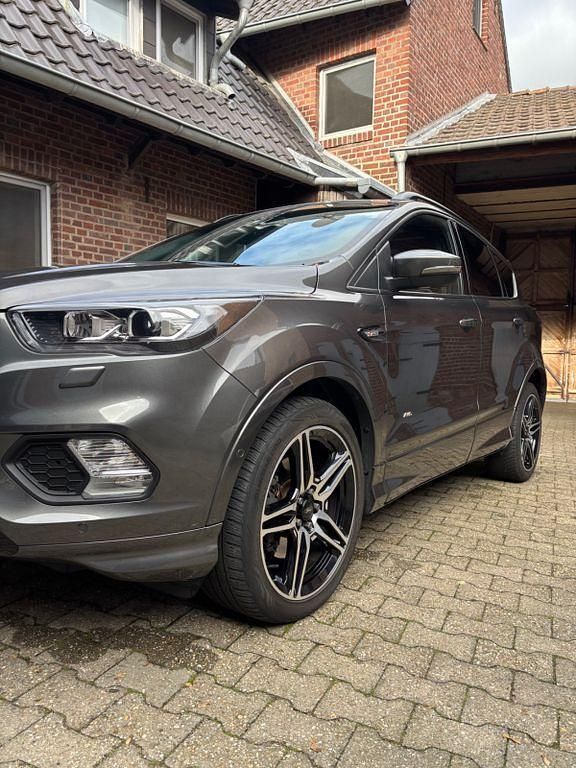 Grau Gebraucht 2017 Ford Kuga ST-Line SUV | 15.400 € (Fairer Preis) - Bild 1/4