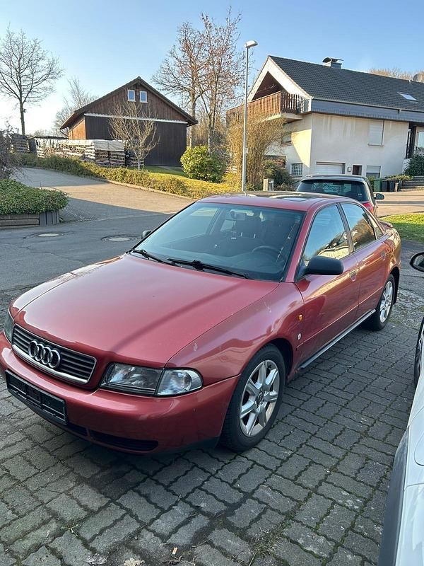 Second-hand Audi A4 99 CP (72 kW) 1994 Roșu Berlinǎ