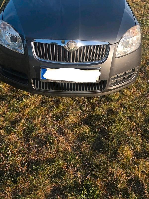 Grau Gebraucht 2009 Skoda Fabia Kleinwagen | 2.000 € (Fairer Preis) - Bild 1/4