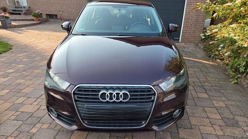Rot Gebraucht 2013 Audi A1 Sportback Ambition Kleinwagen | 8.700 € (Superpreis) - Bild 1/4