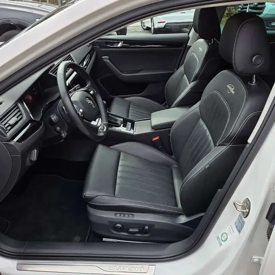 Gebraucht Skoda Superb LAURIN & KLEMENT 218 PS (160 kW) 2021 Weiß Kombi