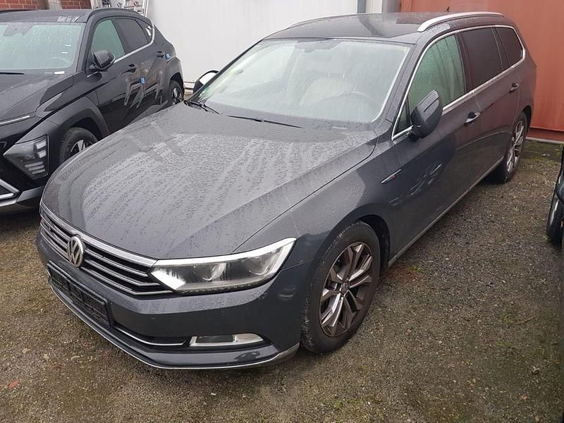 Grau Gebraucht 2016 VW Passat Highline Limousine | 9.990 € - Bild 1/4