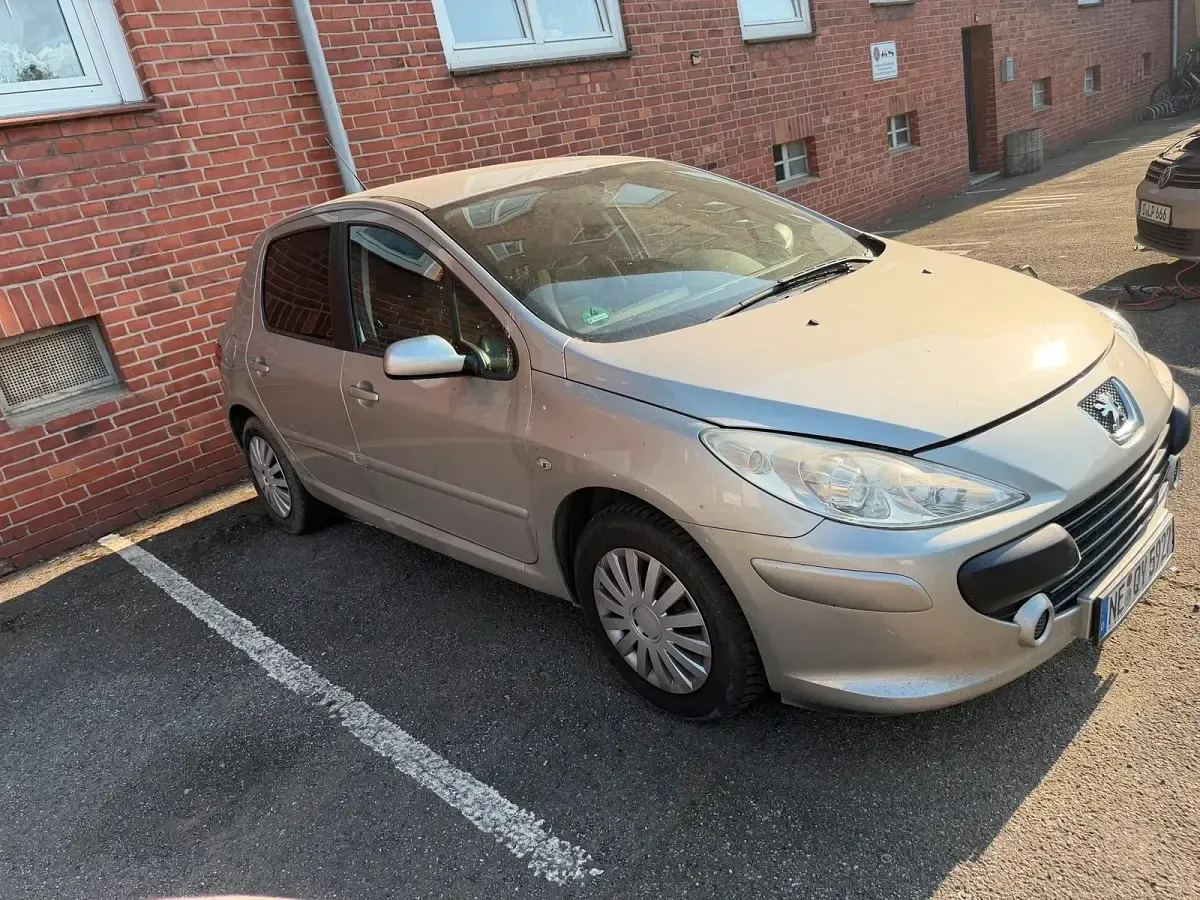 Gebraucht Peugeot 307 90 PS (66 kW) 2007 Silber Limousine
