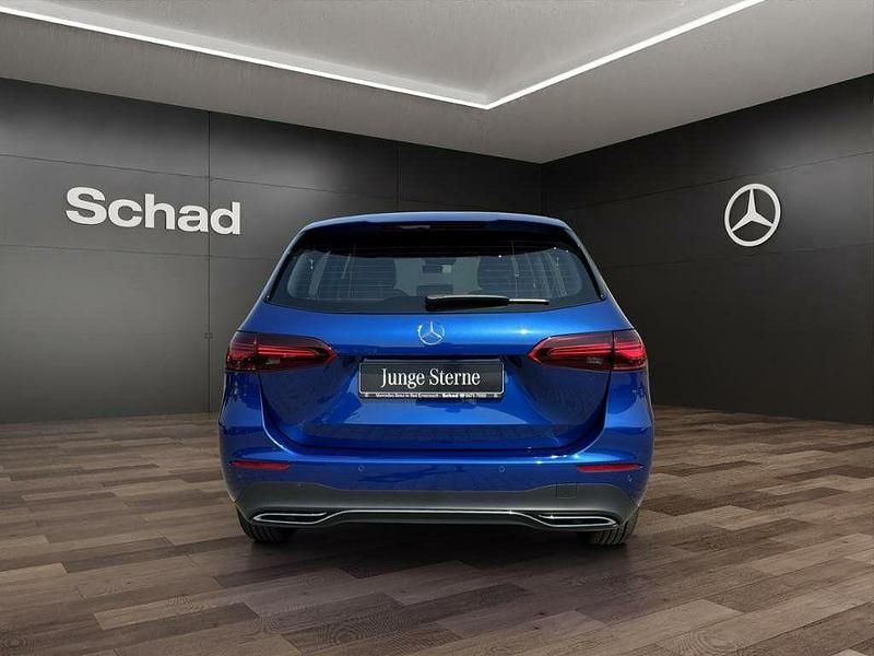 Gebraucht Mercedes B200 163 PS (119 kW) 2024 Blau Kleinwagen