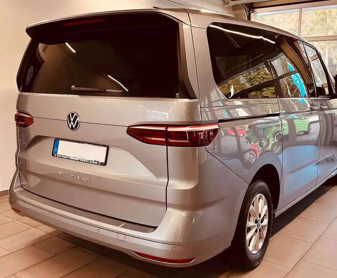 Gebraucht VW Multivan Life 150 PS (110 kW) 2025 Silber Van / Kleinbus