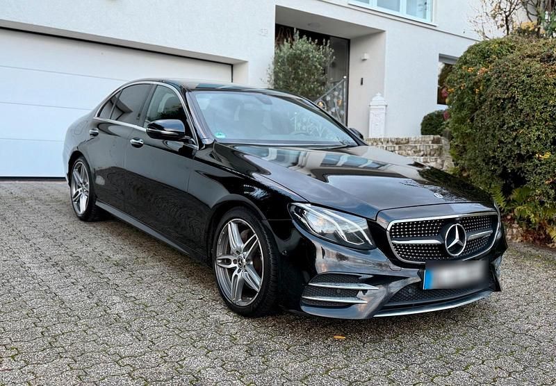 Schwarz Gebraucht 2017 Mercedes E200 AMG line Limousine | 12.900 € (Etwas zu teuer) - Bild 1/4