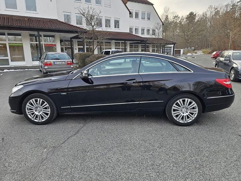 Gebraucht Mercedes E200 Avantgarde 184 PS (135 kW) 2011 Schwarz Coupé