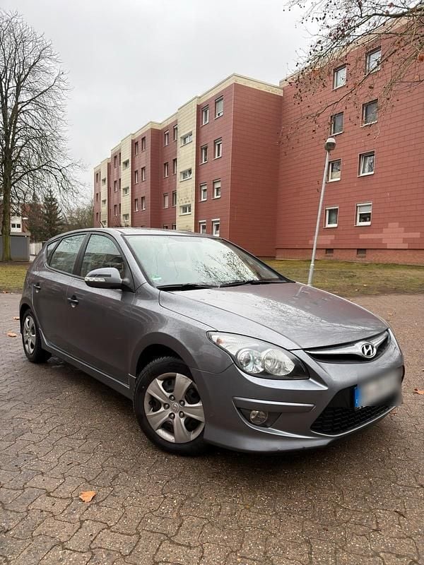 Gebraucht Hyundai i30 Edition 109 PS (80 kW) 2011 Grau Kleinwagen