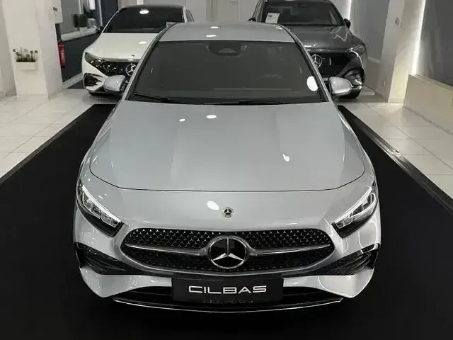 Gebraucht Mercedes A200 AMG 150 PS (110 kW) 2025 Silber Limousine
