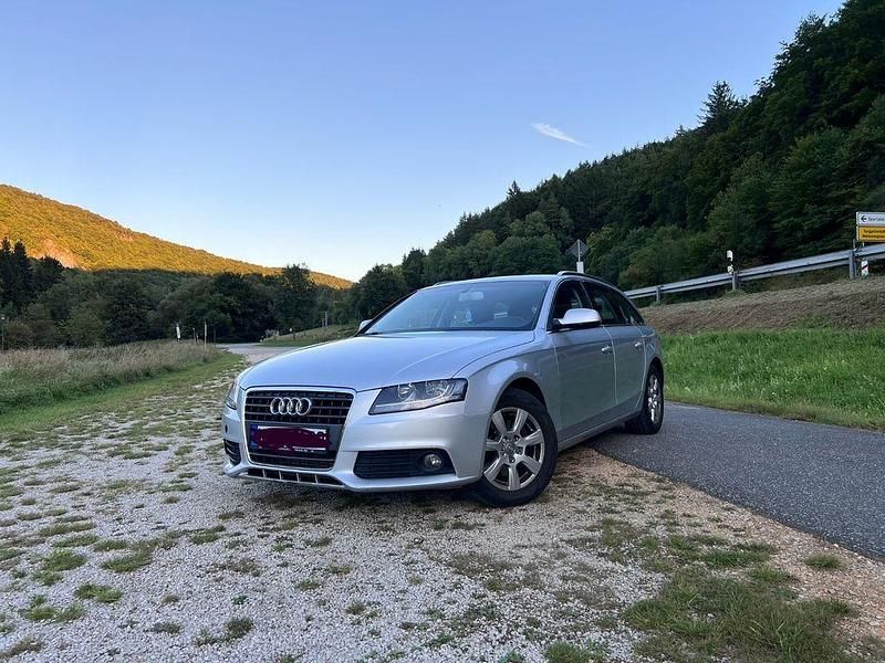 Silber Gebraucht 2011 Audi A4 Ambiente Kombi | 7.899 € (Fairer Preis) - Bild 1/4