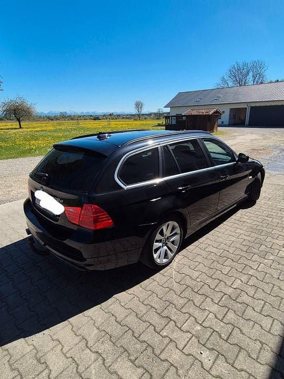 Gebraucht BMW 320 184 PS (135 kW) 2011 Schwarz Limousine