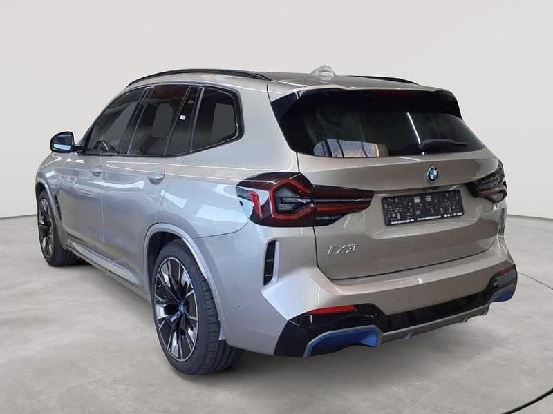 Gebraucht BMW iX3 Impressive 210 kW (286 PS) 2023 Kaschmirsilber metallic SUV