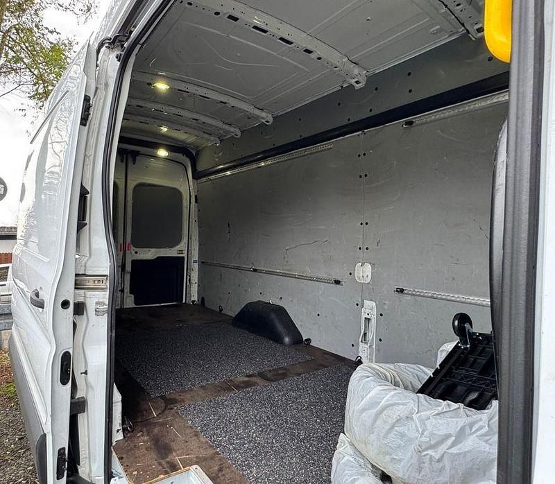 Second-hand Ford Transit 131 CP (96 kW) 2018 Alb Monovolum