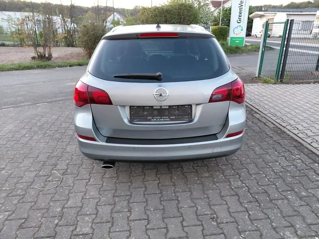 Używany Opel Astra Innovation 140 KM (102 kW) 2011 Srebrny Kombi
