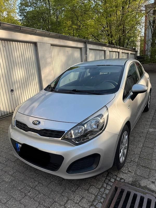 Gebraucht Kia Rio Edition 7 109 PS (80 kW) 2014 Grau Limousine