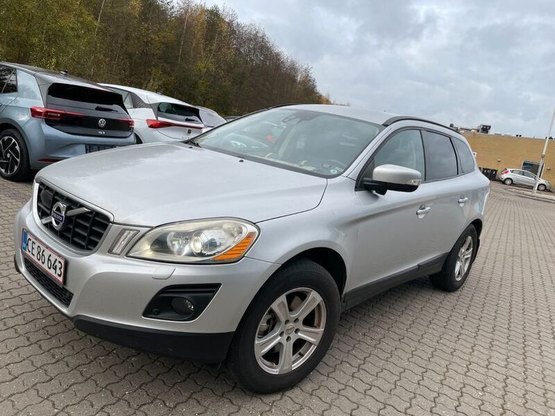 Grau Gebraucht 2010 Volvo XC60 Summum SUV | 5.700 € (Fairer Preis) - Bild 1/4