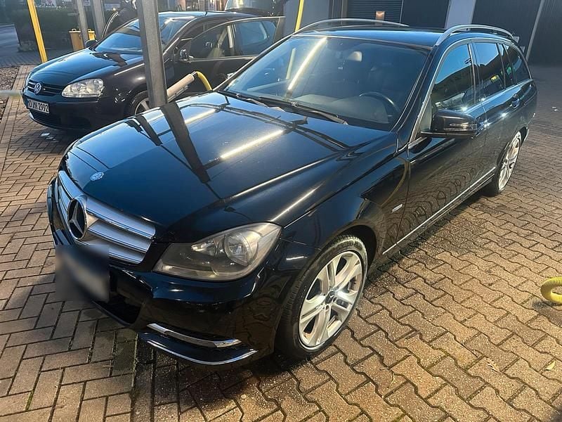 Gebraucht Mercedes 220 174 PS (127 kW) 2012 Schwarz Kombi