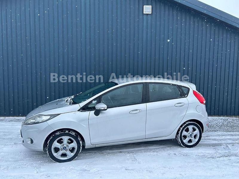 Gebraucht Ford Fiesta Trend 82 PS (60 kW) 2011 Silber Kleinwagen