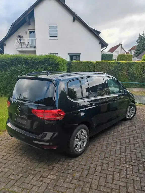 Gebraucht VW Touran Active 150 PS (110 kW) 2022 Schwarz Van / Kleinbus
