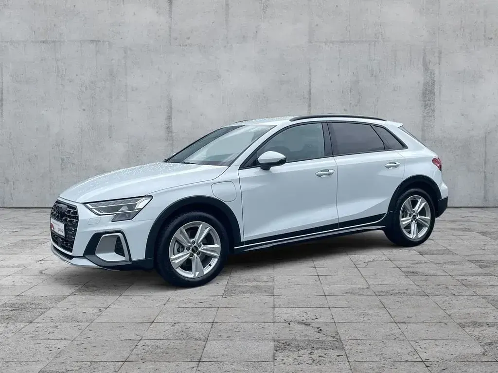 Gebraucht Audi A3 204 PS (150 kW) 2025 Gletscherweiß metallic Limousine