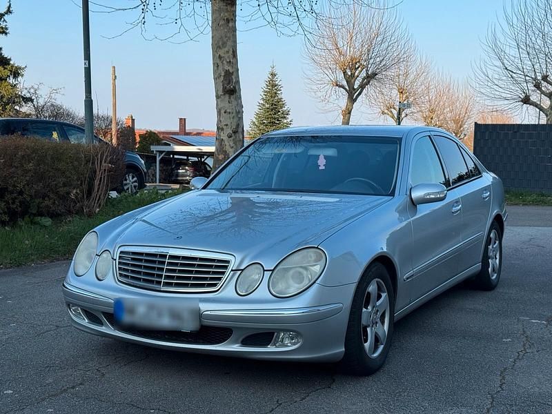 Gebraucht Mercedes E220 150 PS (110 kW) 2003 Silber Limousine
