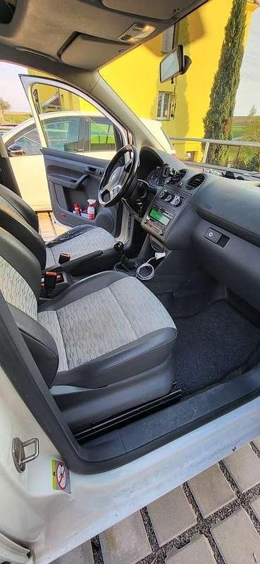 Second-hand VW Caddy 102 CP (75 kW) 2011 Alb Monovolum