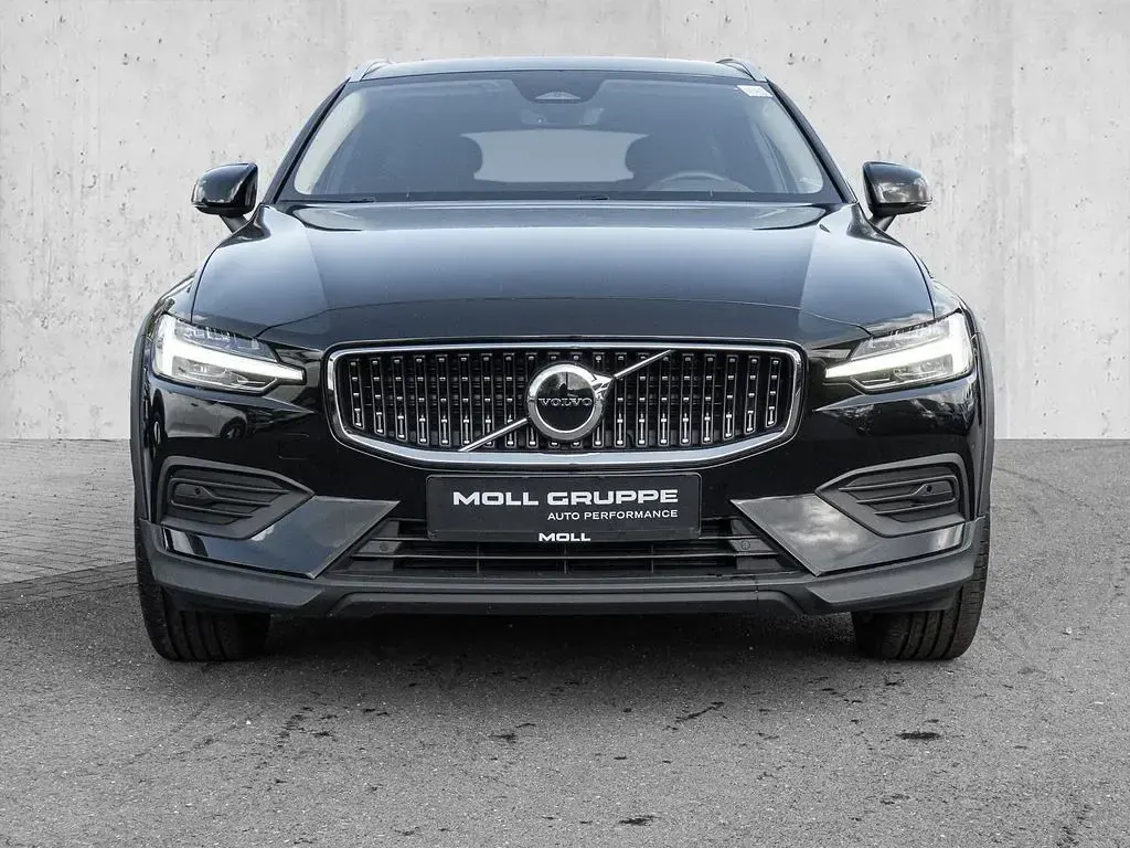 Gebraucht Volvo V60 CC Plus 197 PS (144 kW) 2024 Onyx black / metallic Kombi