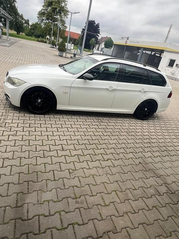 Weiß Gebraucht 2007 BMW 318 Kombi | 6.099 € - Bild 1/4