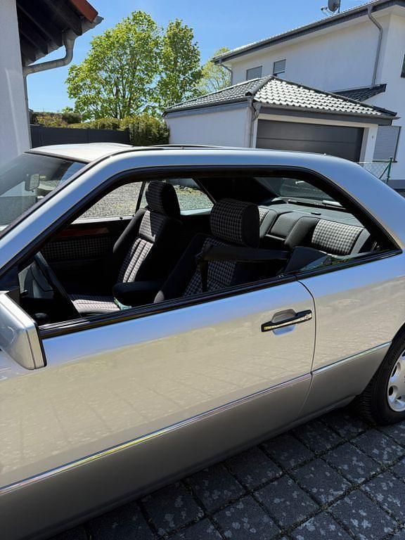 Gebraucht Mercedes E220 150 PS (110 kW) 1997 Silber Coupé