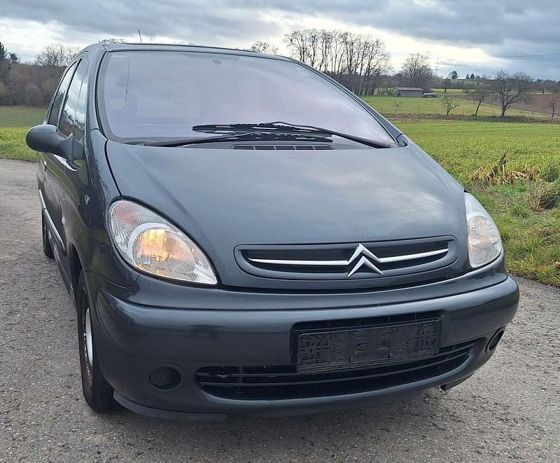 Grau Gebraucht 2002 Citroën Xsara Picasso Exclusive Van / Kleinbus | 1.299 € (Etwas zu teuer) - Bild 1/4