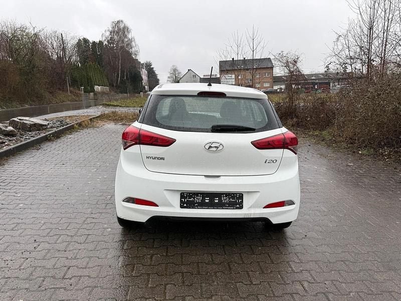 Gebraucht Hyundai i20 75 PS (55 kW) 2016 Weiß Kleinwagen