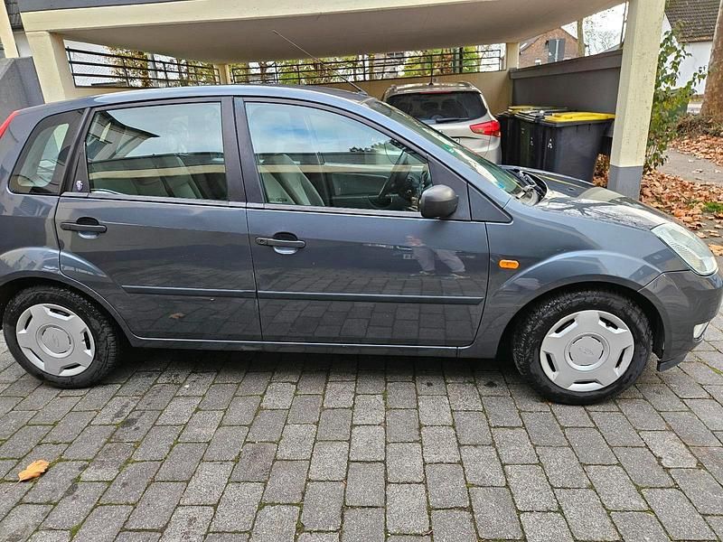 Grau Gebraucht 2003 Ford Fiesta Ghia Kleinwagen | 1.200 € (Etwas zu teuer) - Bild 1/4