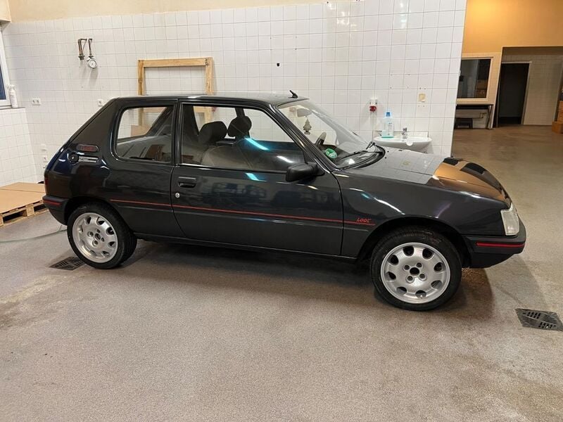 Grau Gebraucht 1991 Peugeot 205 GTi Limousine | 9.999 € - Bild 1/4