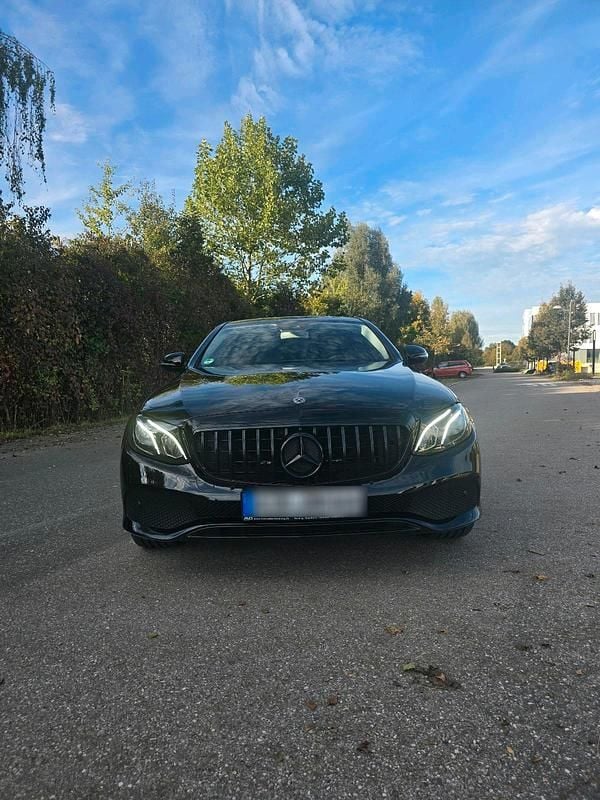 Schwarz Gebraucht 2020 Mercedes E220 Avantgarde Limousine | 27.000 € (Superpreis) - Bild 1/4