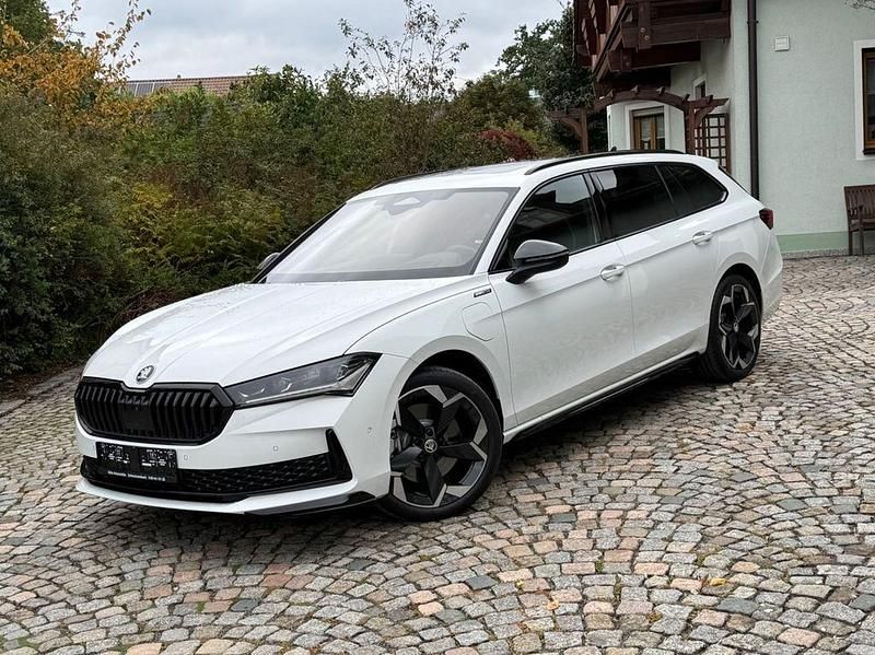 Weiß Gebraucht 2025 Skoda Superb SportLine Kombi | 48.680 € - Bild 1/4