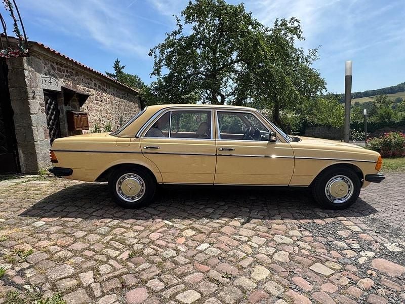 Gebraucht Mercedes 200 109 PS (80 kW) 1981 Gelb Limousine